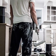 一名男子正在粉刷他的厨房橱柜188bet体育官网8